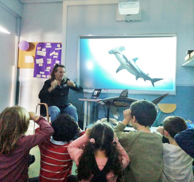 des enfants qui font le signe du requin marteau avec Alain Surina