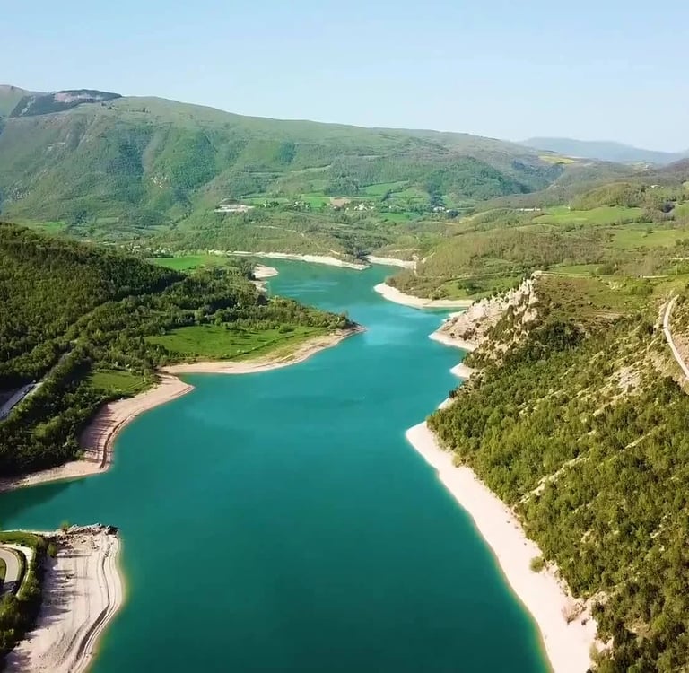 Lago montano natura incontaminata Marche
