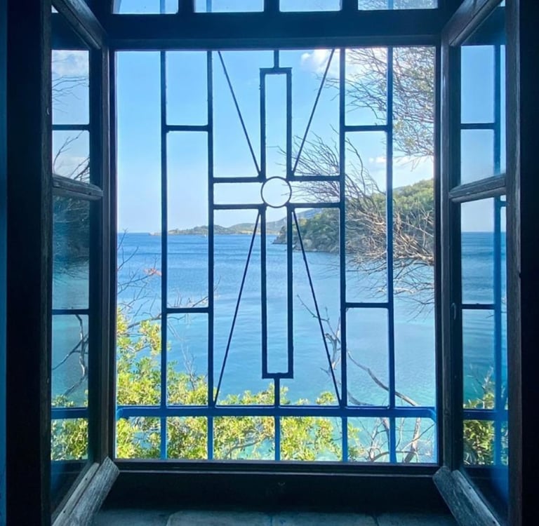 Intérieur de la chappelle de Skala Ermogenis en Grèce, sur l'île de Lesbos