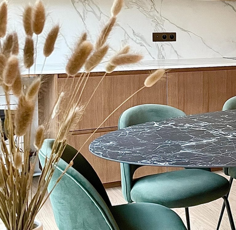 Nouvelle cuisine à Neuilly bois et marbre 