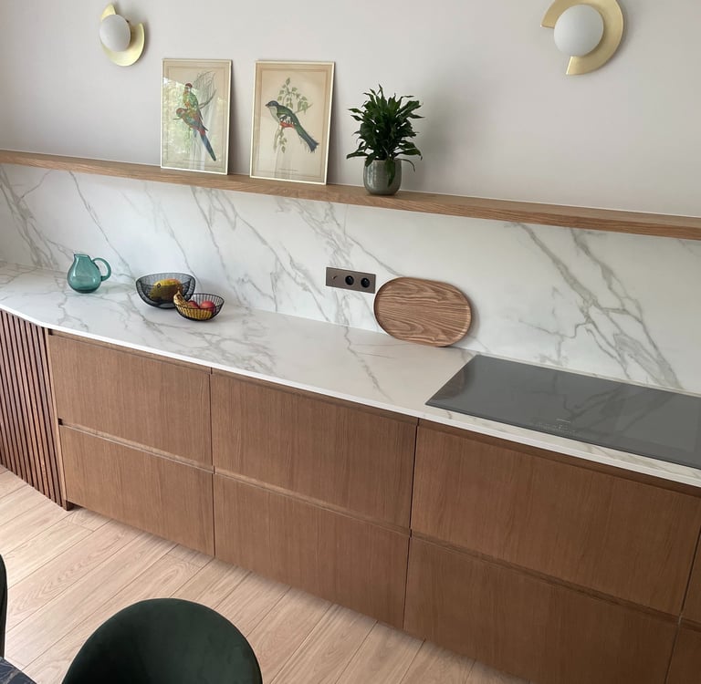 cuisine contemporaine bois et marbre à Neuilly 