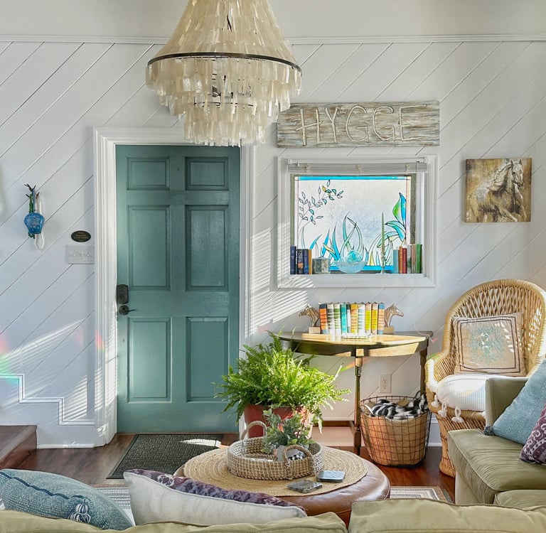 2123 Rivermont Carriage House living room and front door seashell chandelier 2123 rivermont