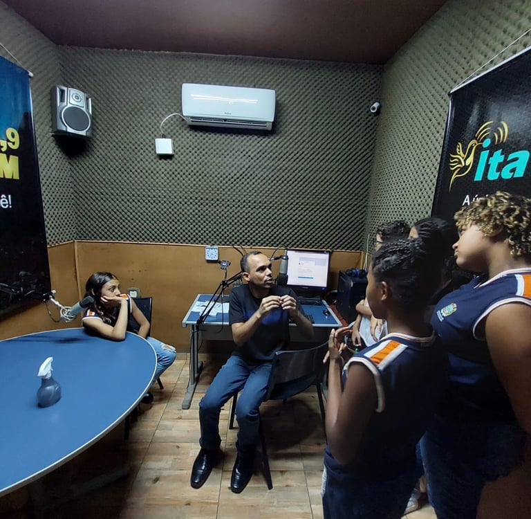 Alunos conhecendo o estúdio da ItatiaiaFM