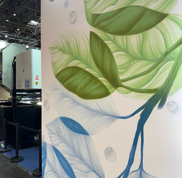 Mural de gran formato sobre fachada urbana realizado con aerosol. Representación figurativa que comb