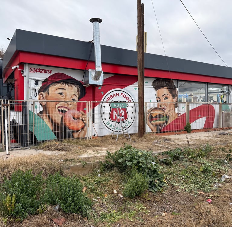 Mural de gran formato sobre fachada urbana realizado con aerosol. Representación figurativa que comb