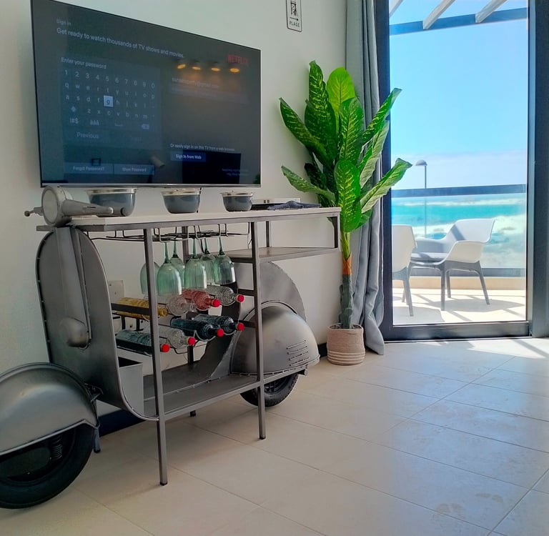 Salón con vistas al mar de un apartamento en alquiler en Fuerteventura