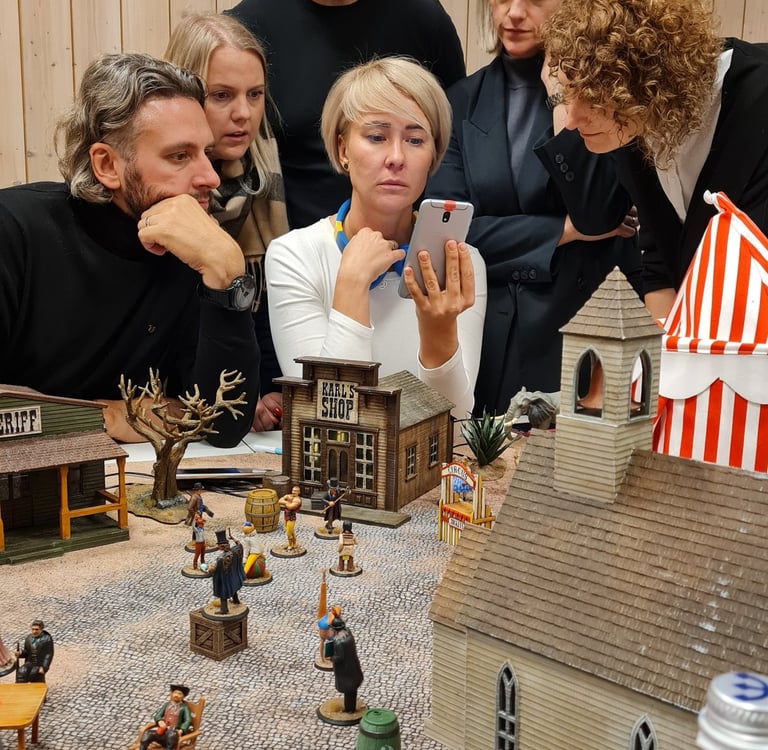 patirtis, kaip escape room/pabėgimo kambaryje tik nereikia niekur bėgti