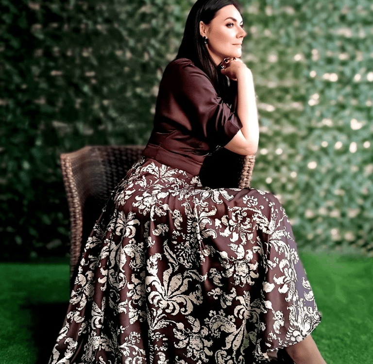 Edita Dimskienė – Numéro 10 Paleté autorinis drabužis, moteriškas siluetas ir spalvinga paletė