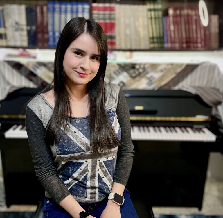 Joven practicando técnica de piano en The Studio