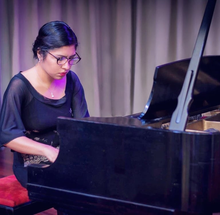 Maestra certificada dictando clases de piano en Guayaquil - The Studio