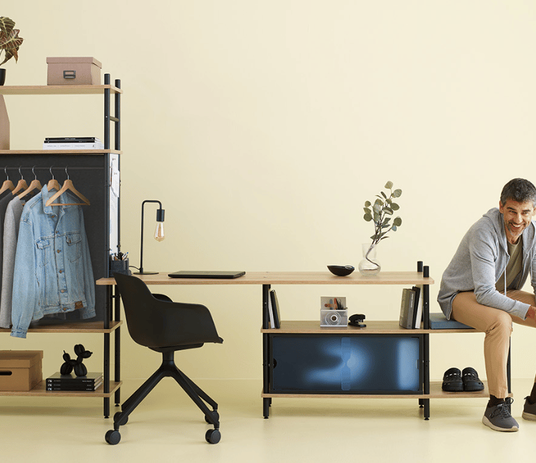 homme heureux de son aménagement de mobilier de bureau hybride pour le flex office et télétravail