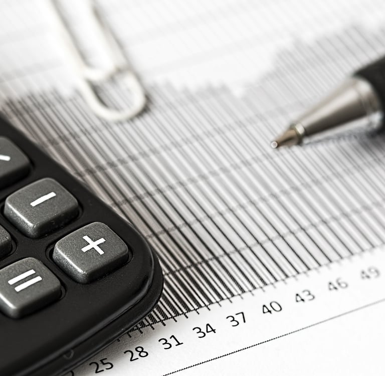 Taschenrechner, Millimeterpapier und Kugelschreiber