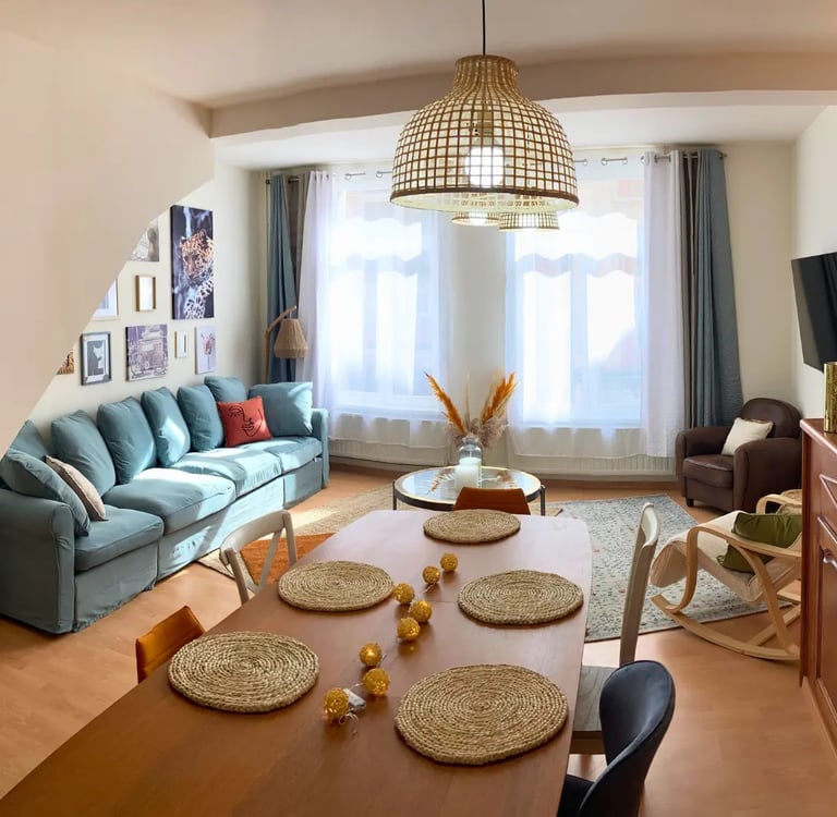 Salon et salle à manger d’appartement meublé pour logement professionnel confortable à Saint-Omer