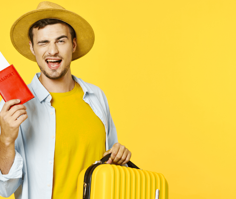 Étudiant souriant lors de son premier jour en entreprise, illustrant la réussite de son intégration 