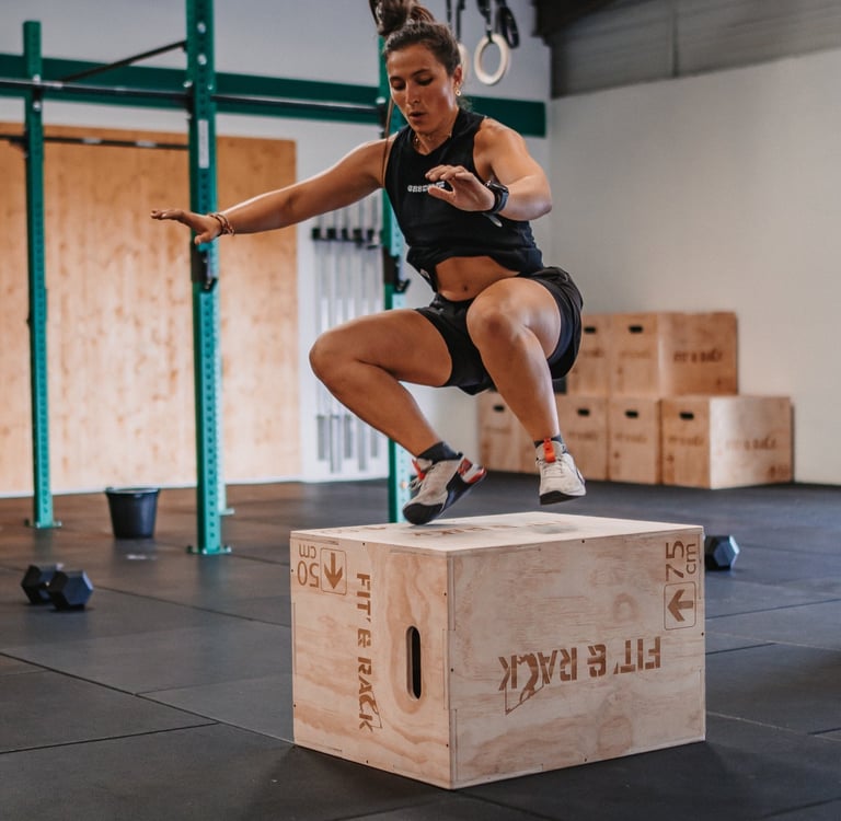 Jeune femme faisant du fitness dans une salle de sport à Pau