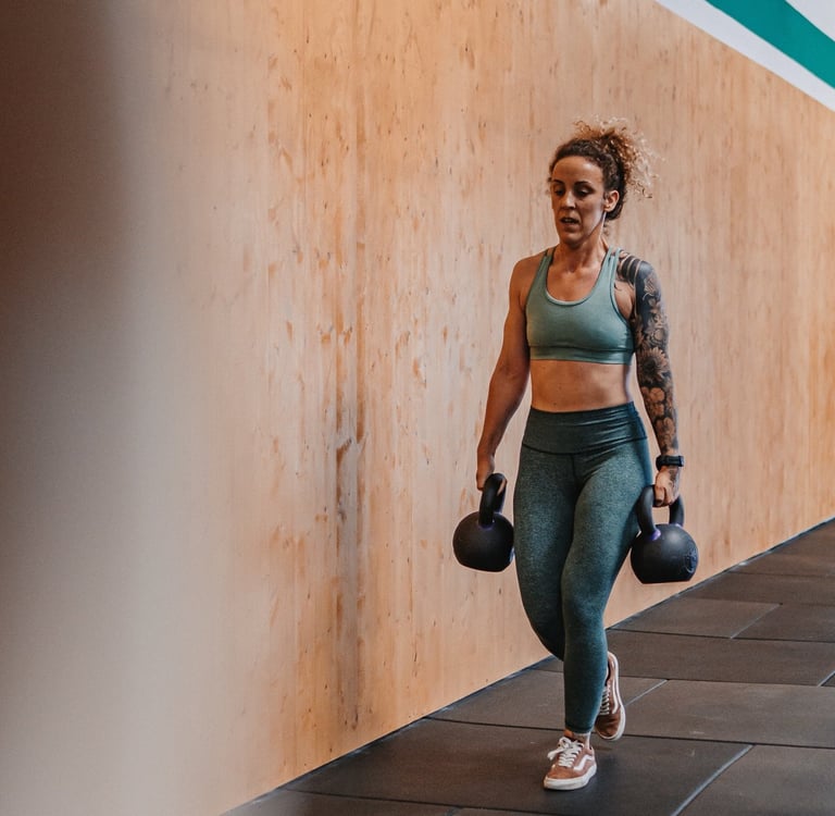 Jeune femme pratiquant de l'hyrox à Pau chez Valkaia