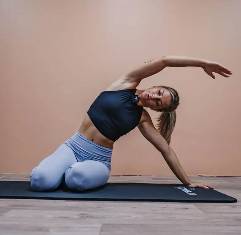 Jeune femme faisant du pilates dans une salle de sport à Pau