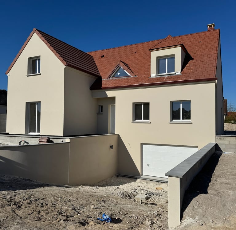 Maison moderne de deux étages récemment construite par MTC à Chalons
