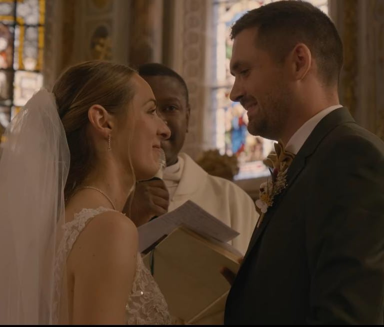 couple eglise film de mariage Dinan