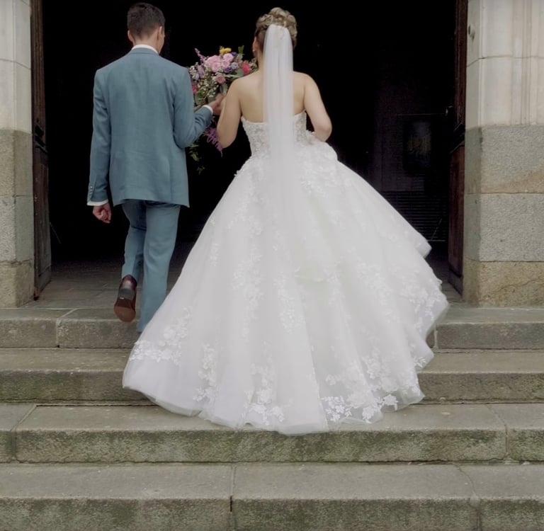 entrée à la mairie filmé par vidéaste de mariage à Dinan