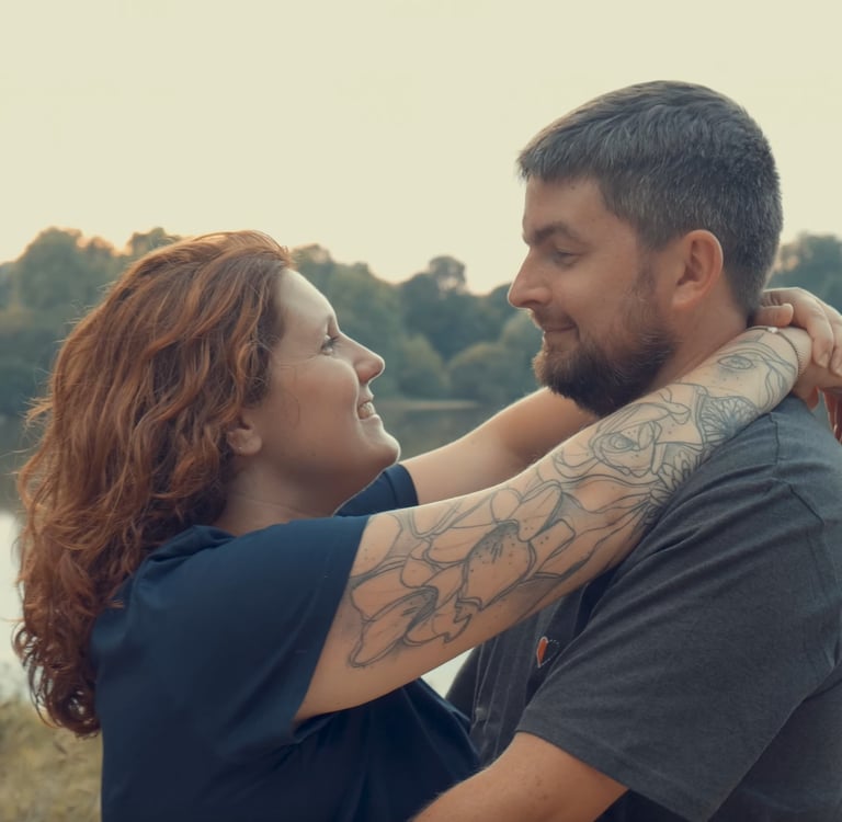 couple enlacé filmé par vidéaste de mariage à Saint Malo