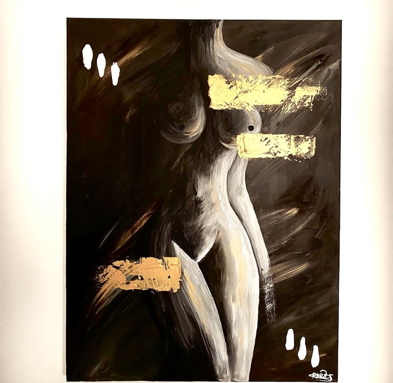 Un tableau d’une femme avec une bande de peinture jaune