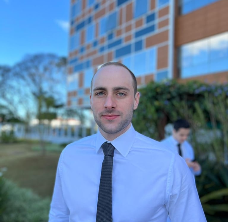 Dr Tiago Siqueira em frente ao Hospital Albert Einstein