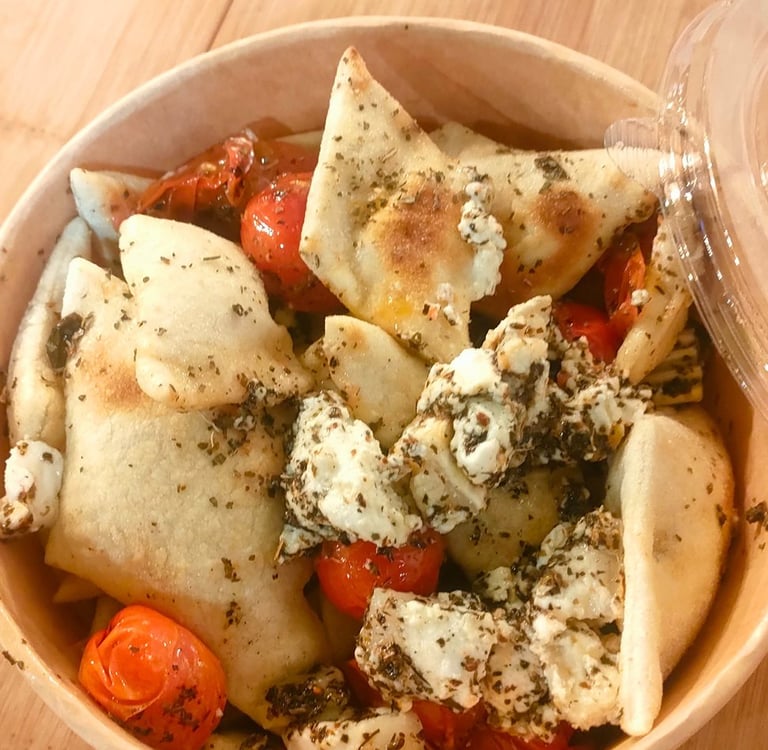 Entrante Cherrycrunch con tomates cherry, queso de cabra y masa de harina ecológica en Pizza+