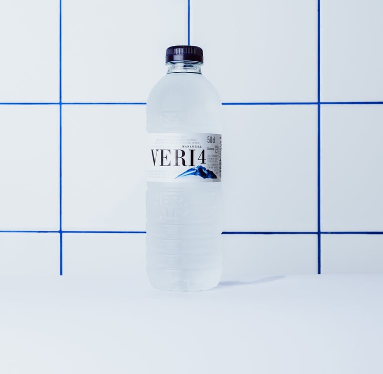 Botella de agua mineral Veri de 50 cl, disponible en Flipa