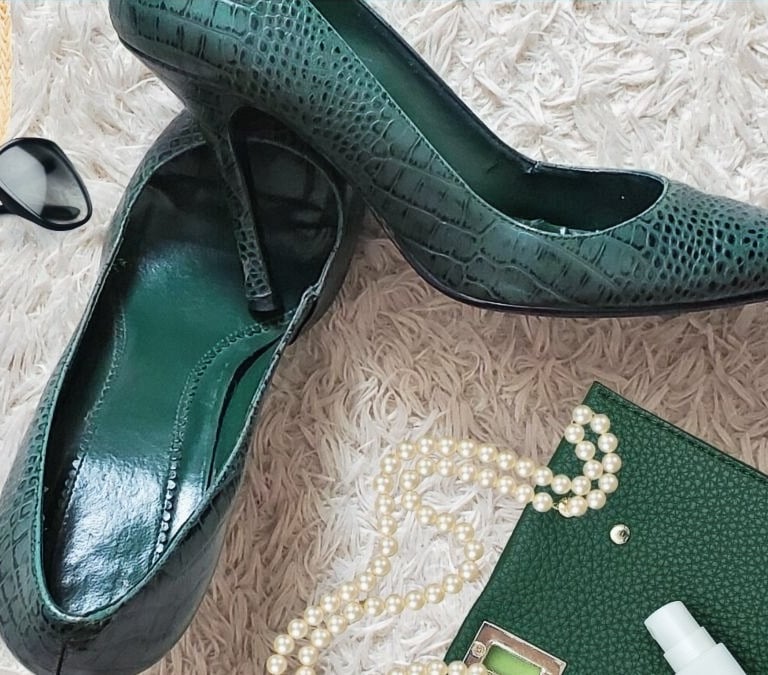 a pair of shoes and a hat on a rug