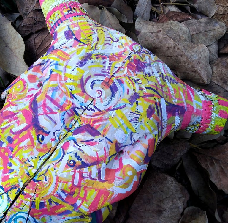 peinture aux couleurs vives sur un crane  sur un lit de feuilles mortes