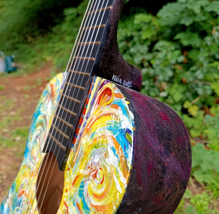 détail de Suun, une peinture sur guitare aux couleurs vives et contrastées