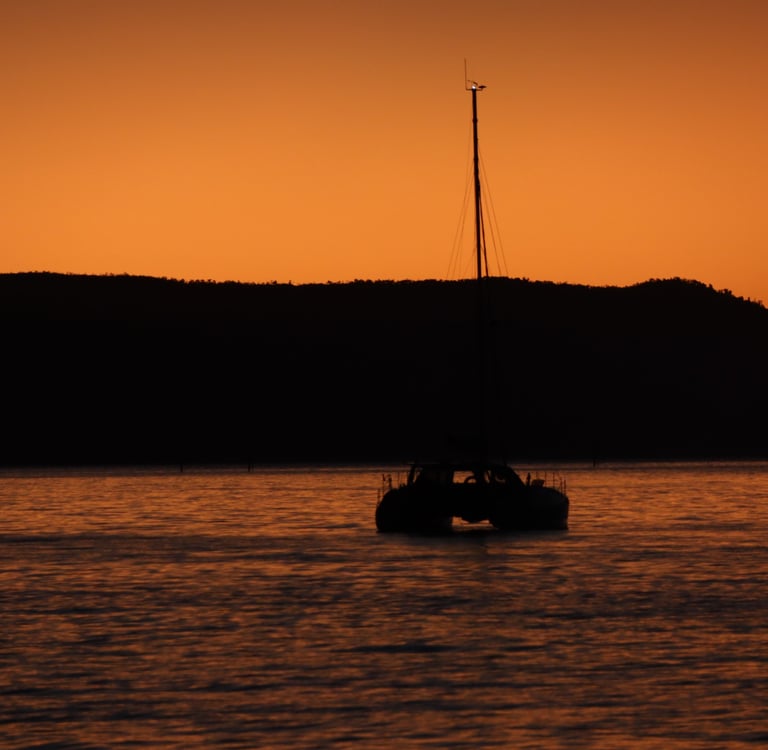 Segelboot im Sonnenuntergang