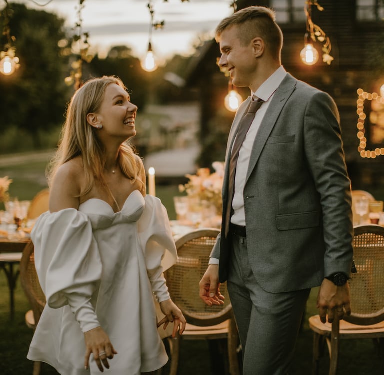 švenčių draugės organizuotos jaukios gamtos vestuvės porai nuotraukoje