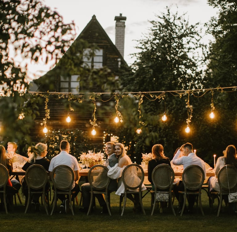 jaukus vestuvių šventės stalas ir žmonės 