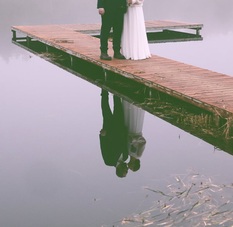 micro vestuvės žiemą ir fotosesija ant ežero kranto lieptelio