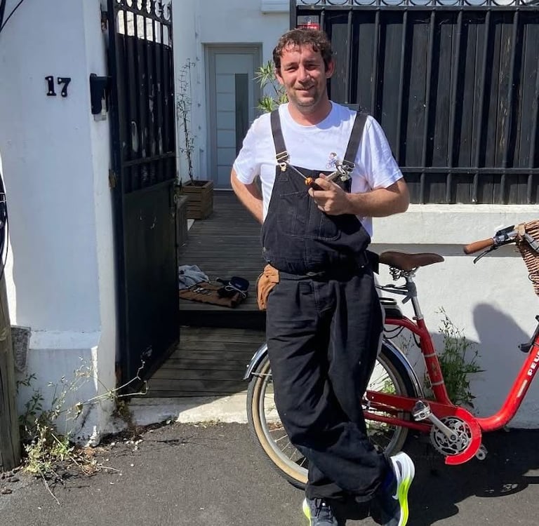 Olivier, Serrurier à vélo, après l'ouverture une porte claquée à Bordeaux centre