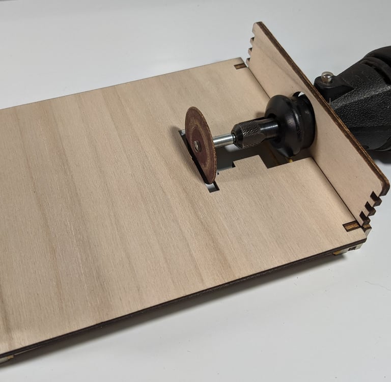 Le Dremel vient se fixer à ce petit établi en bois.