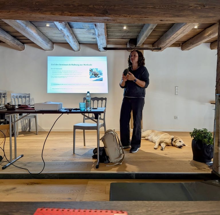 Die Inselphysio Svenja Stoll gibt ein Seminar zur Shiatsu-Therapie für Hunde in Wörth am Main
