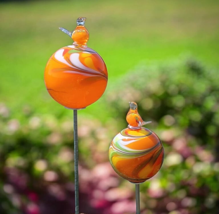 Glasfåglar trädgårdsdekorkation med en fågel på glaskulor olika storlek