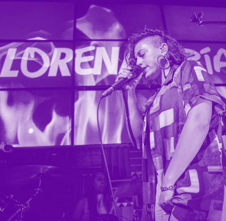 Lorena Uría cantando en vivo para demostrar que es importante conocerse para aprender técnica vocal