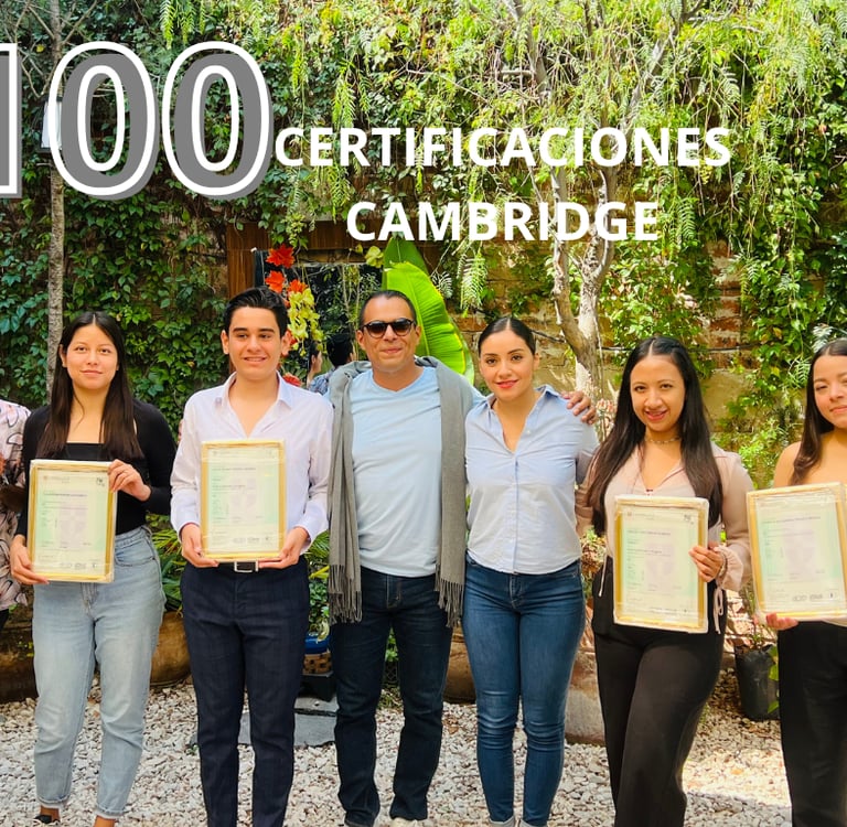 Grupo de estudiantes sosteniendo felizmente certificados de la universidad de Cambridge en Irapuato.