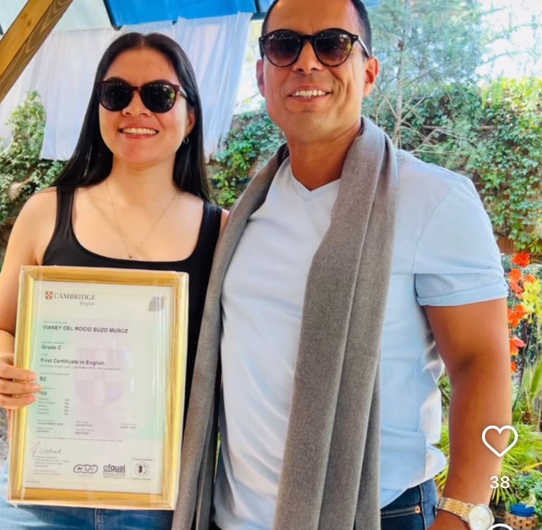 Mujer joven sosteniendo orgullosamente una certificación de Cambridge University.