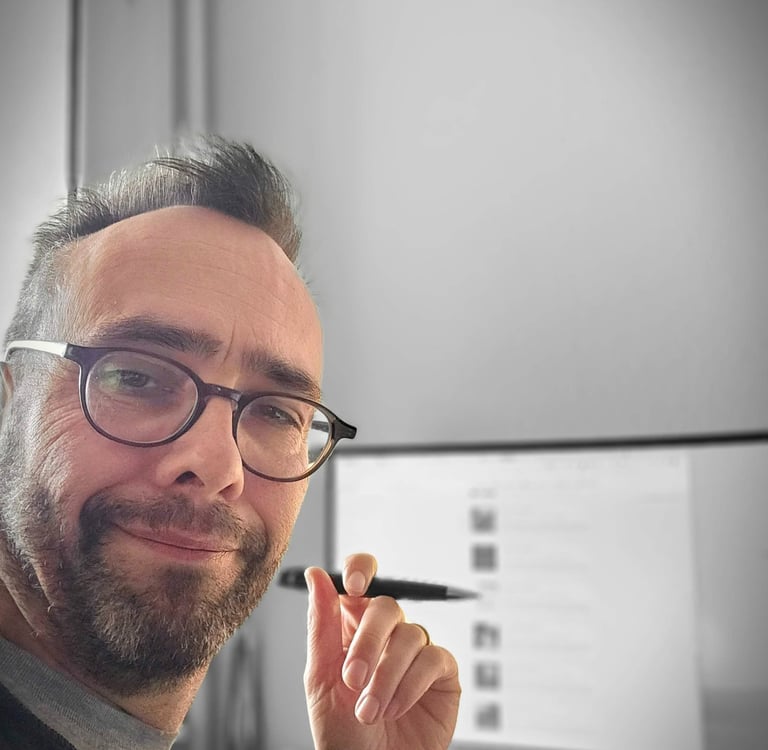 Portrait de moi, Olivier Pion à mon bureau, travaillant sur une étude complexe