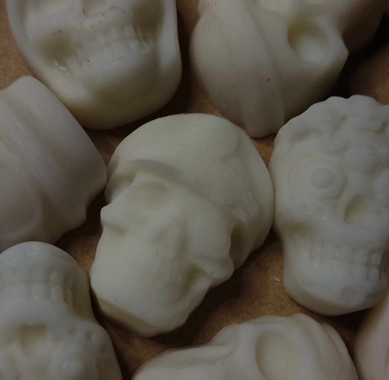 Pleins de fondants blanc en forme de crâne