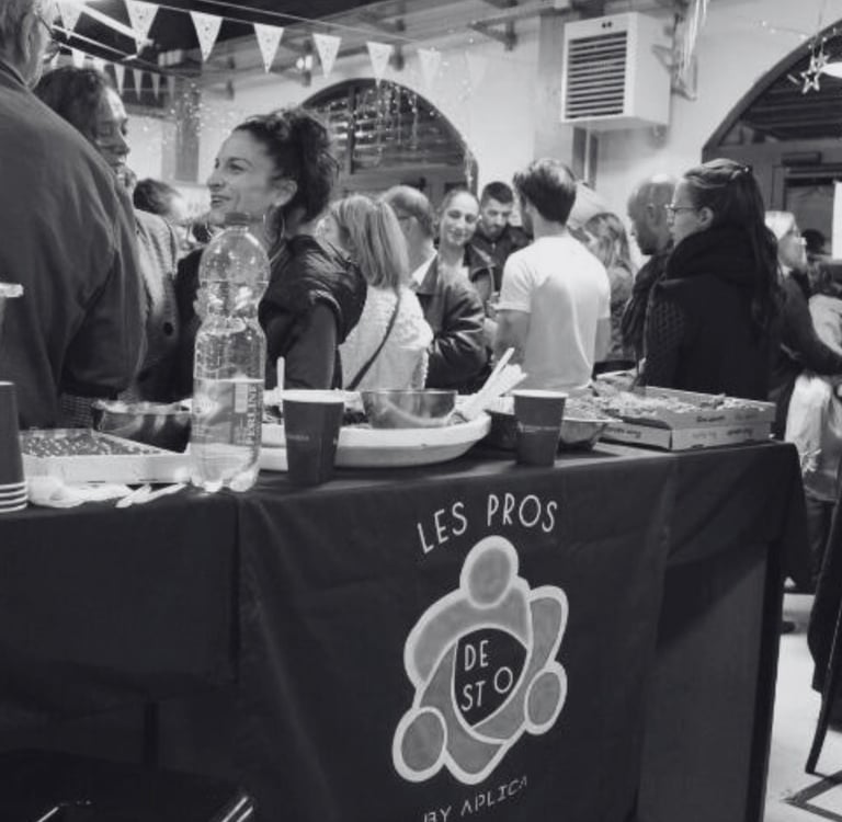 Photographie en noir et blanc d'un afterwork aux Halles de Saint Orens