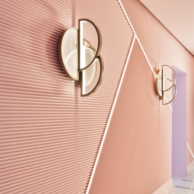 Utilisation des éclairages moderne en laiton dorée et rose pour créer. Mur texturé rose poudrée