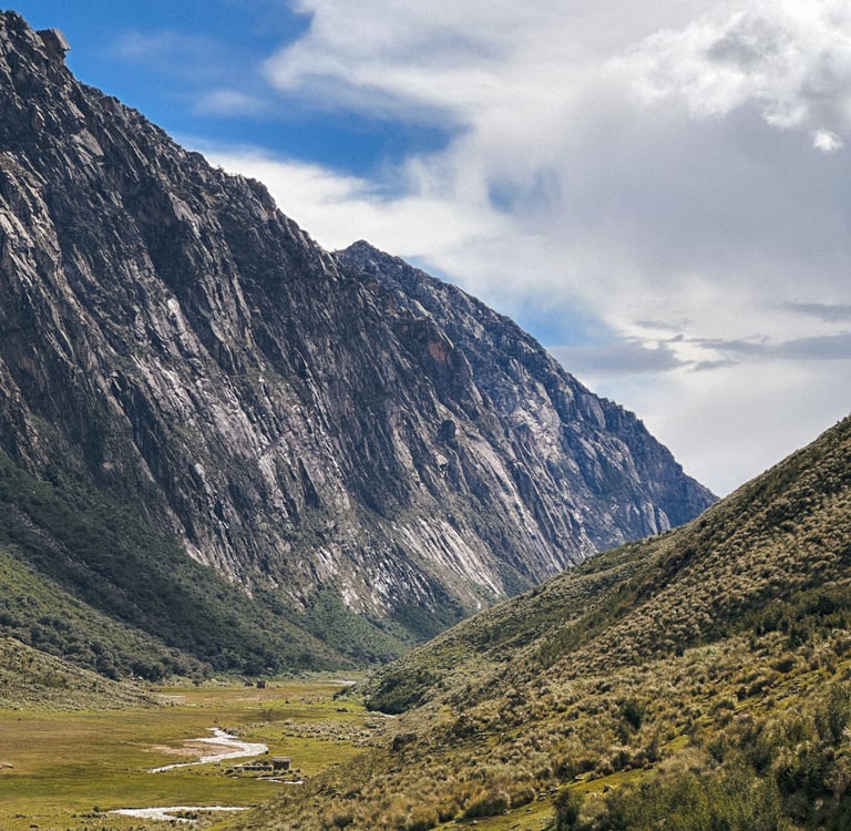 Trailhead to Laguna Tullpacocha in Huaraz