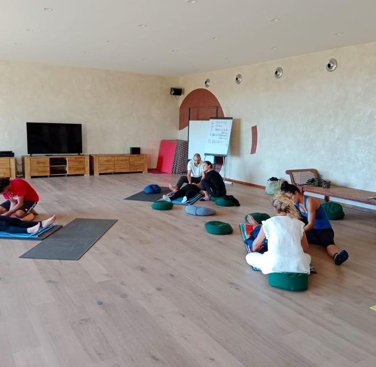 a group of people sitting on bean bags in a room, trattamento biointegrato