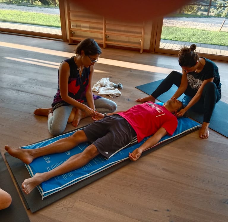 a man and woman doing a massage in a room, trattamento biointegrato